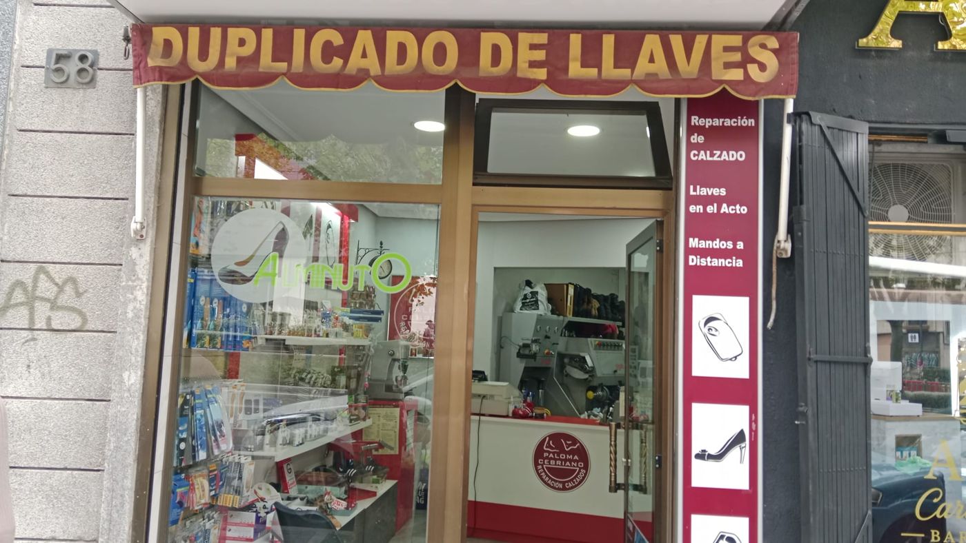 Fachada de Multiservicios Paloma Cebriano con el cartel Duplicado de llaves