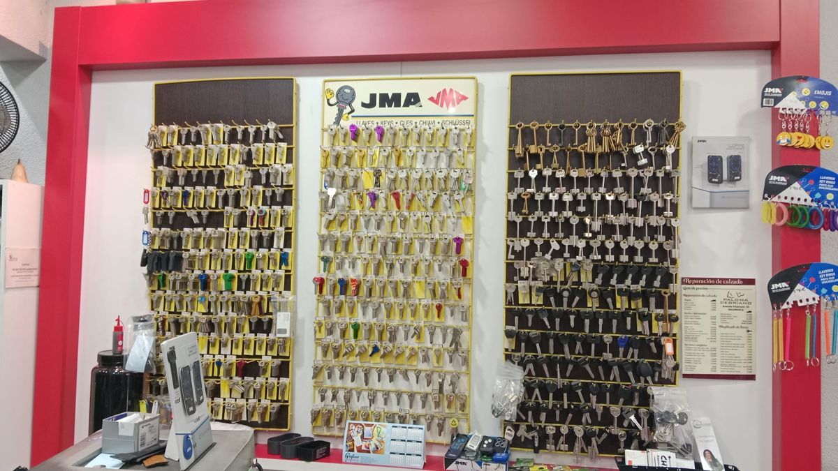 Panel con cientos de modelos de llaves JMA